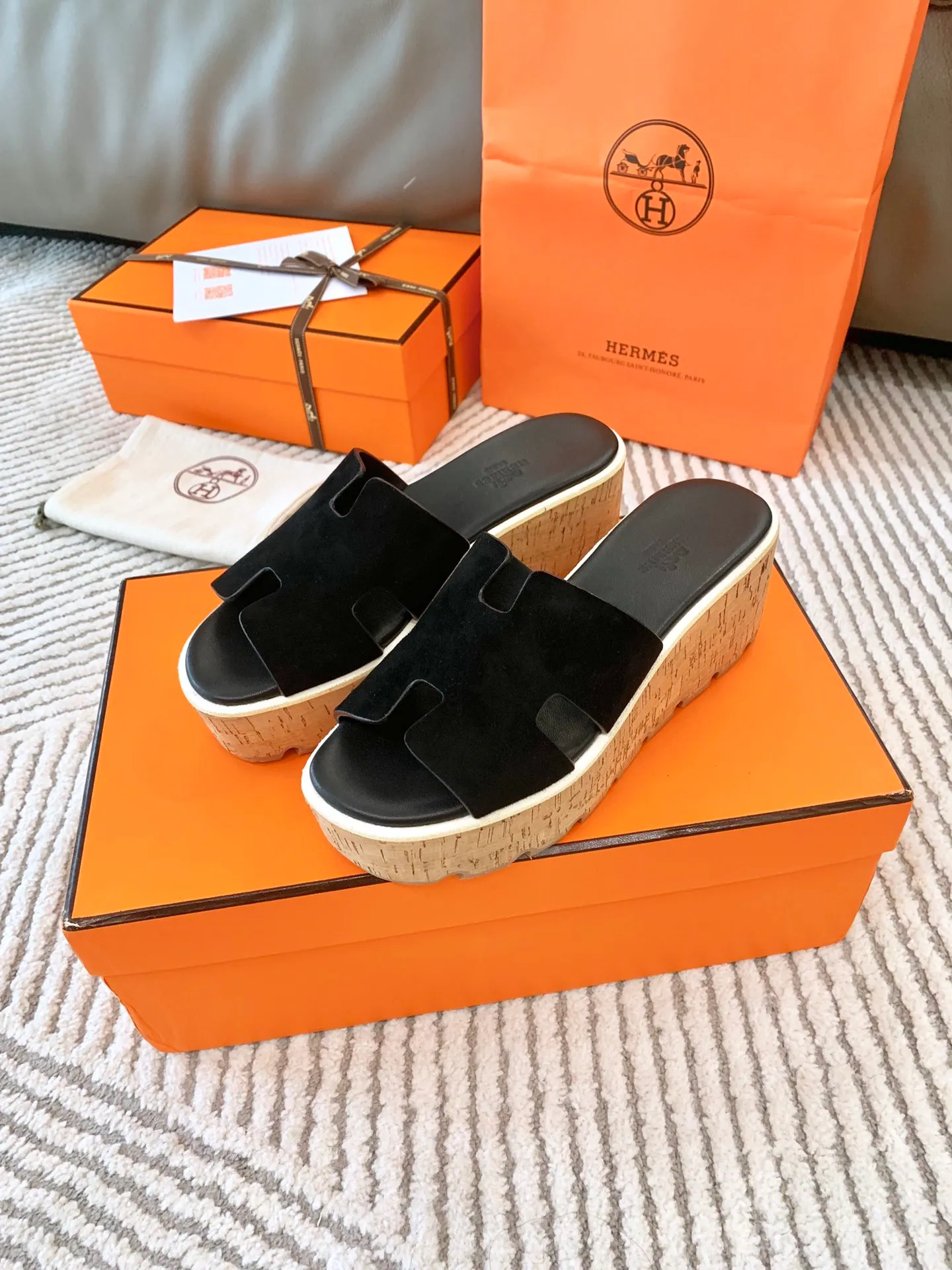 👟👟Ex-factory price 500👟👟 Peak enamel is made by hand, supreme purchasing agent level! Hermes spring and summer new slippers, high-end customization, exclusive products, the highest version in the industry, authentic mold opening and customization, laminating technology, heavy investment in development of a fully matched steel mold, perfect authentic version of the logo, exclusive correct version of the original font, Italian original calfskin cut upper, non-slip rubber outsole, lining: foot pads, pure imported Italian mixed breed, environmentally friendly goatskin, genuine leather welt, original packaging size: 34~41 (34.40. 41) Customized-no returns or exchanges